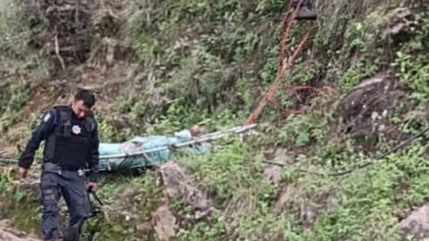 Dos turistas fallecen tras caer su camioneta en un barranco; uno salió disparado 400 metros