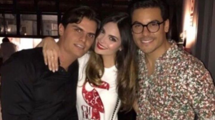 Tras revelar embarazo, Ximena Navarrete y su esposo posan junto a Carlos Rivera ¿será el padrino?
