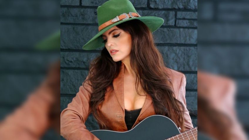 Ana Bárbara se exhibe en redes con FOTOS en colorido atuendo y recostada en la cama