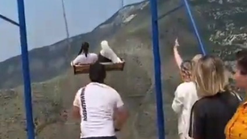 Terror en Rusia: Dos mujeres que se columpiaban caen a barranco y queda grabado en video