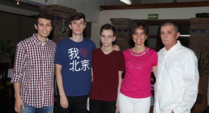 La Familia Barceló Basáñez celebró gustosa los logros académicos de sus hijos