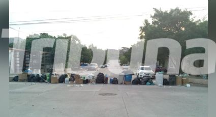 Ante hartazgo, vecinos de la San Vicente vuelven a bloquear la calle con bolsas de basura en Guaymas