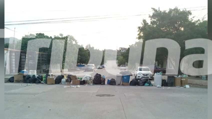 Ante hartazgo, vecinos de la San Vicente vuelven a bloquear la calle con bolsas de basura en Guaymas