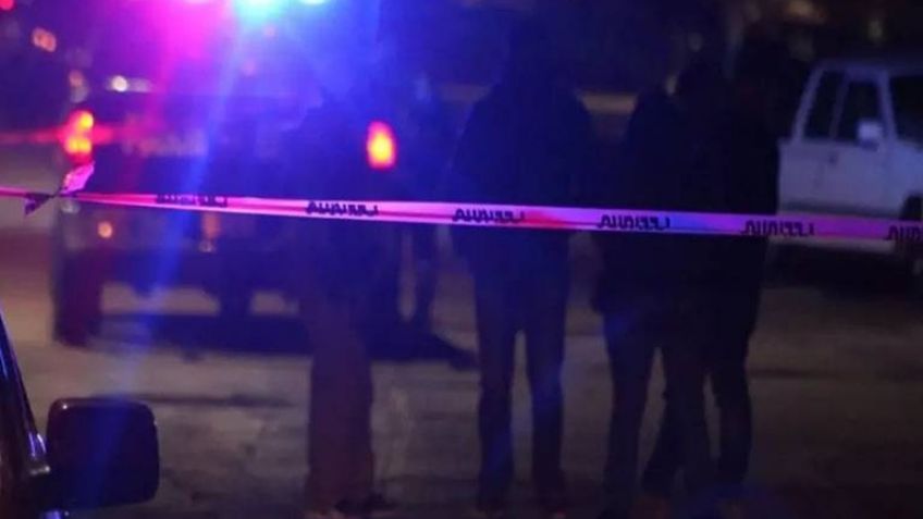 Con una herida mortal en el cuello, hallan el cuerpo de una joven en un baldío abandonado