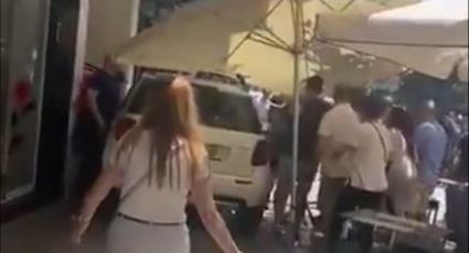 VIDEO: ¡Brutal! En pleno centro, hombre embiste a comensales con su auto; hay varios heridos