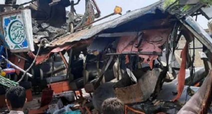 Catastrófico choque entre autobús y un camión deja 33 muertos; hay más de 40 heridos