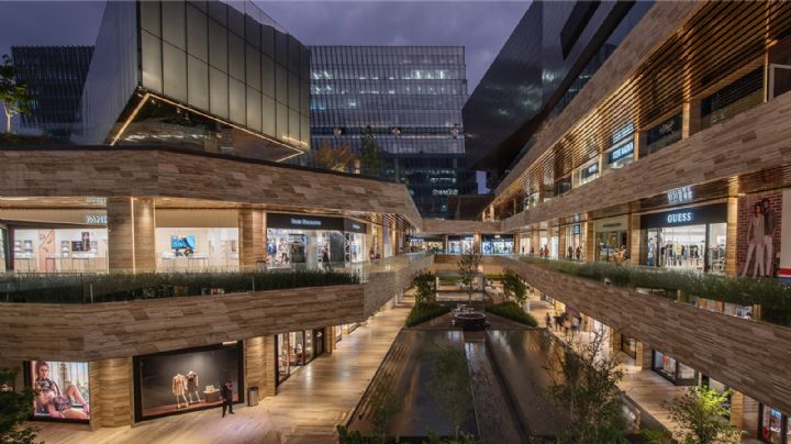 Otra tragedia en la Plaza Artz de la CDMX: Muere un hombre tras caer de las escaleras