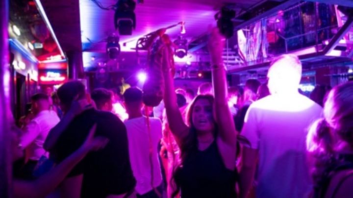 Pese a variante Delta, Reino Unido levanta restricciones sanitarias; recibe críticas