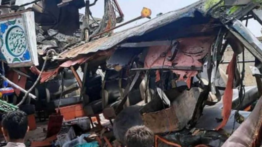 Catastrófico choque entre autobús y un camión deja 33 muertos; hay más de 40 heridos