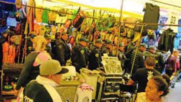 En pleno tianguis de Cajeme, Jesús Enrique estimula sus partes íntimas mientras ve a una joven
