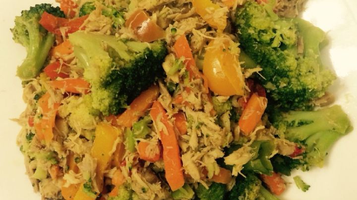 ¡Fácil, rápido y 'fitness'! Disfruta de este delicioso picadillo de pollo con brócoli