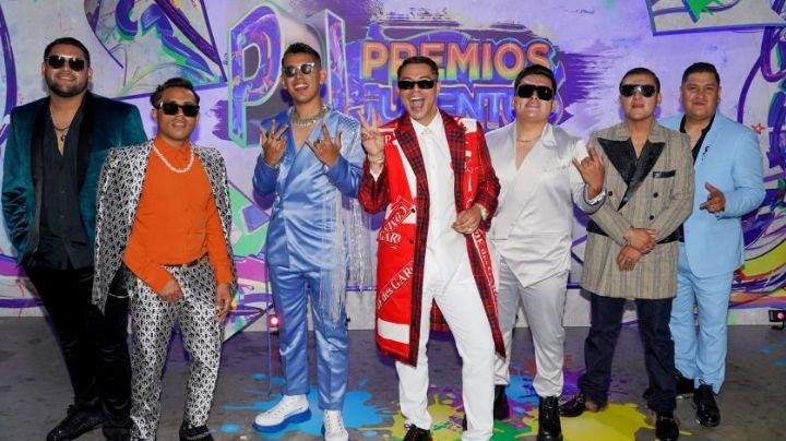 ¡Qué pena! Conductor de Univision confunde a Grupo Firme con Pesado en los Premios Juventud