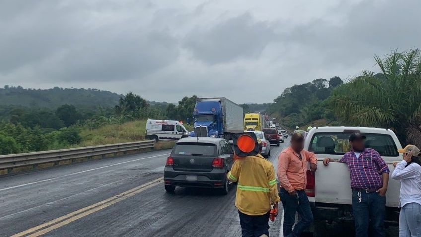 Fuerte choque en autopista Cardel-Veracruz deja 1 motociclista sin vida; se estrelló con tractocamión