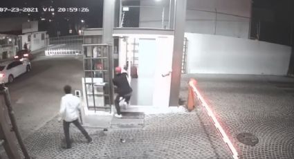 VIDEO: Jóvenes propinan golpiza a guardia de seguridad en un fraccionamiento de Querétaro