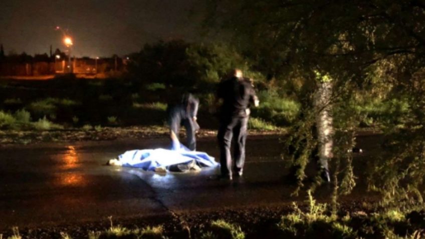 Accidente mortal: Conductor cae de su motocicleta y lo aplastan 5 vehículos pesados