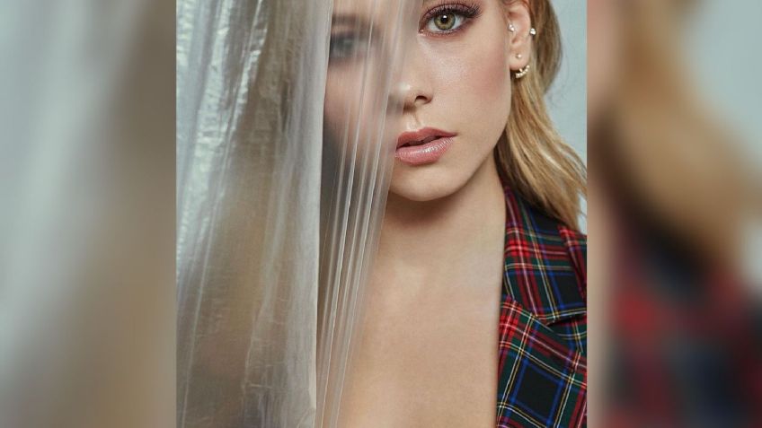 Ester Expósito hace suspirar al modelar coqueto vestido corto bajo los rayos del sol