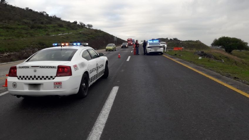 Sin piedad: Propinan brutal golpiza a ladrón en una combi; lo dejaron sin ropa en la autopista