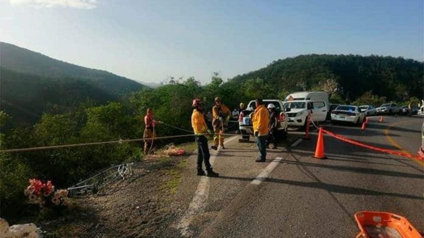 Brutal accidente: Coche se vuelca en carretera y cae por un barranco; hay víctimas mortales