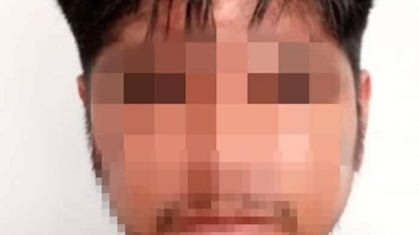 Él es Carlos, un hombre de 33 años acusado de golpear y abusar de una joven estudiante