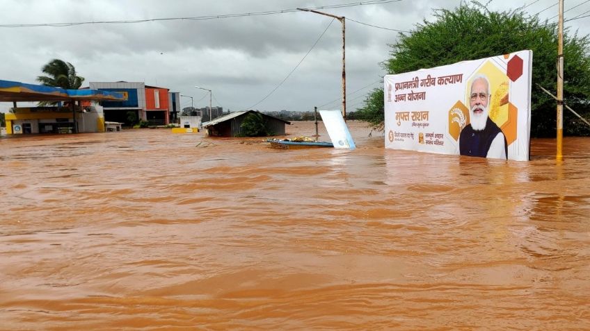 VIDEO: Tras fuertes inundaciones, un perro queda atrapado en el techo de un hotel; así lo rescataron