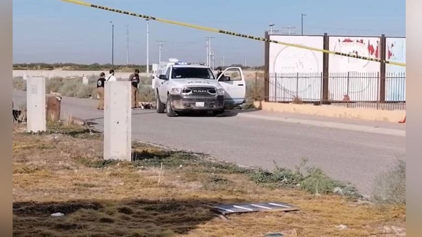 Miedo en Ciudad Juárez: En plena vía pública, maleantes abandonan cuerpo 'encobijado'