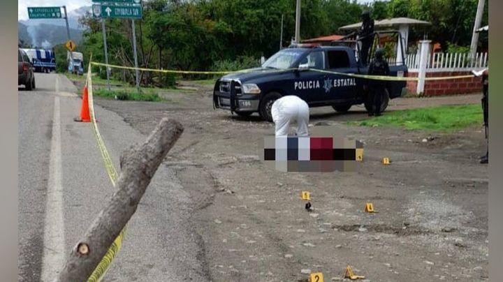 Sobre la carretera Acapulco-Zihuatanejo, localizan el cadáver de un hombre; tenía balazos