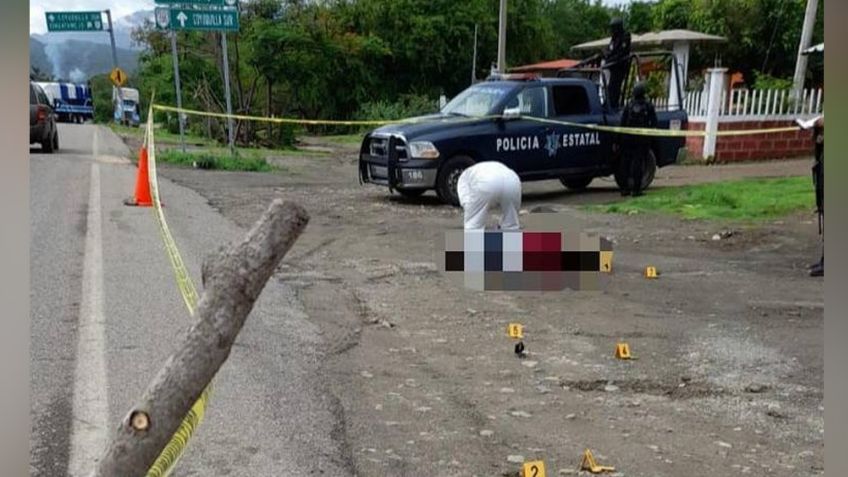 Sobre la carretera Acapulco-Zihuatanejo, localizan el cadáver de un hombre; tenía balazos
