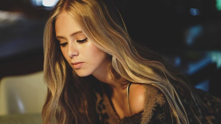 Loreto Peralta deslumbra en Instagram con armonioso vestido de flores y peinado sutil