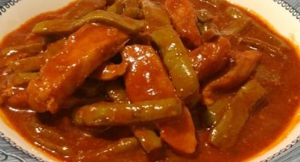 Cocina para principiantes: Aprende a preparar un delicioso pollo en salsa roja con nopales