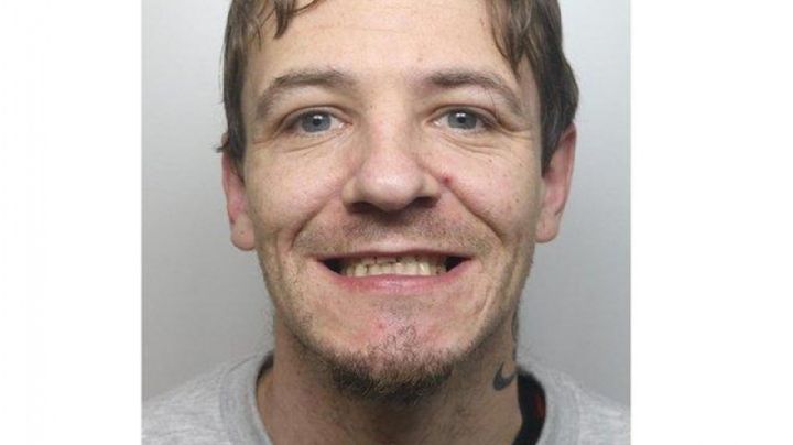 Una joven graba un VIDEO del momento en el que tres sujetos abusaban de ella en un baño