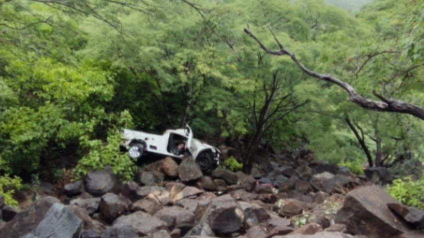 Fatídico accidente: Vuelcan unidades en curva pronunciada; muere un niño de 5 años