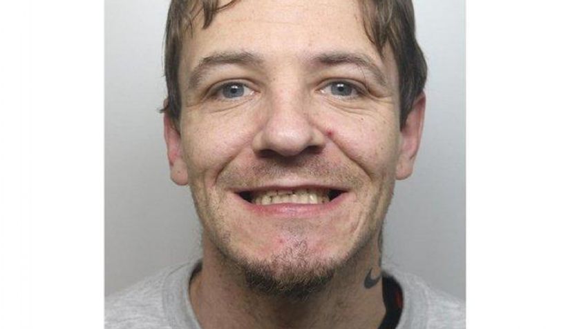 Una joven graba un VIDEO del momento en el que tres sujetos abusaban de ella en un baño