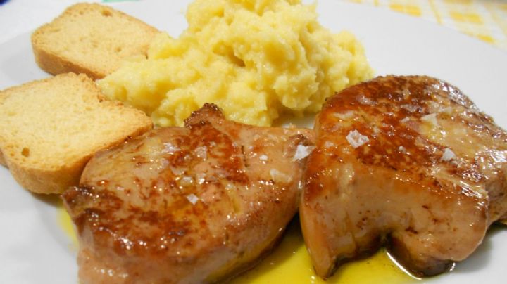 ¿Dulce y salado? Por supuesto, este pollo con puré de manzana y tocino te fascinará