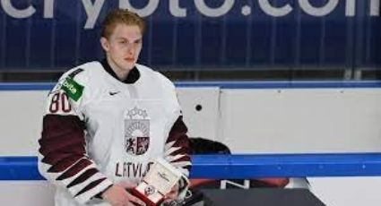 Hockey de EU, de luto: Muere Matiss Kivlenieks por un cohete que estalló en su pecho