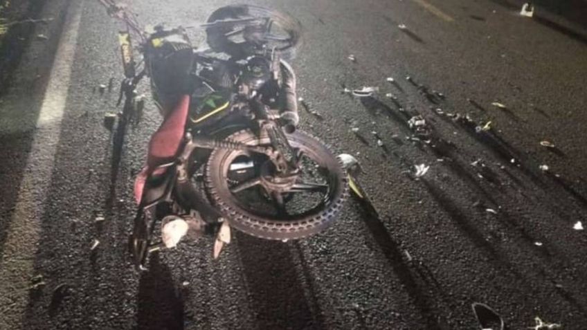 Trágico final: Dos jóvenes se accidentan en una moto tras chocar con una vaca en Sinaloa; uno murió