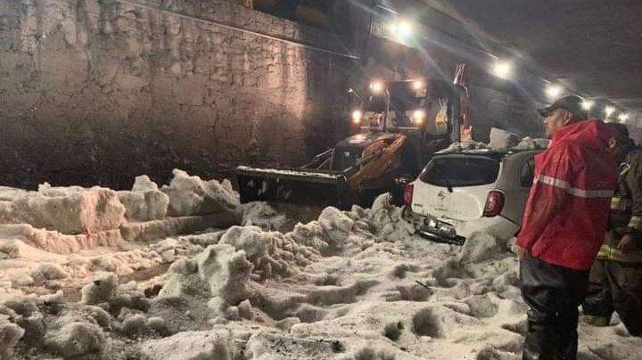 FOTOS: Tras brutal granizada, 4 civiles quedan atrapados en sus carros; uno murió congelado