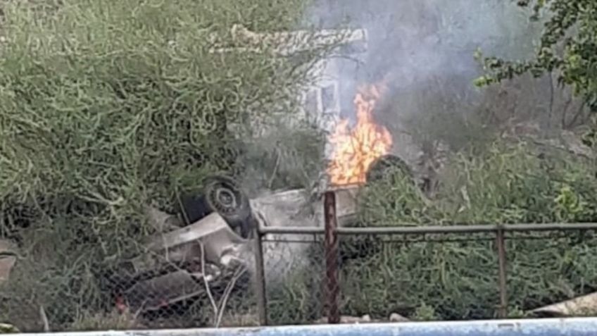 Auto sale del camino, vuelca y se incendia en Guaymas; el chofer fue hospitalizado