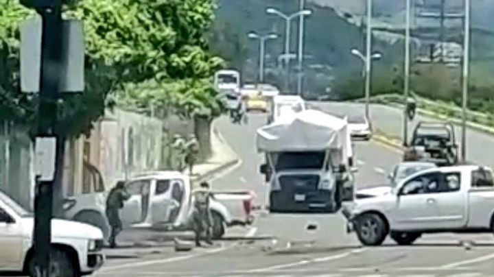 (VIDEO) ¡Terror! Grupo armado se enfrenta a GN en Tepic; balacera deja muertos y heridos