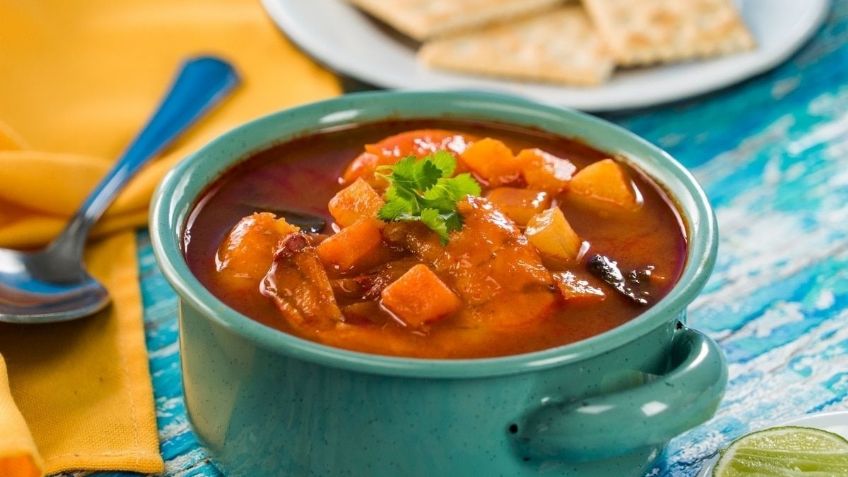 Déjate abrazar por el sabor del mar con este exquisito caldo de pescado para principiantes