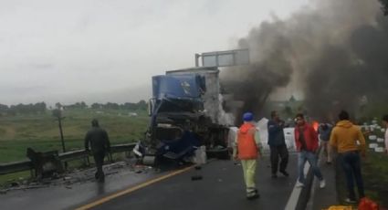 Accidente entre 2 tráileres deja a un conductor muerto; quedó prensado entre metales