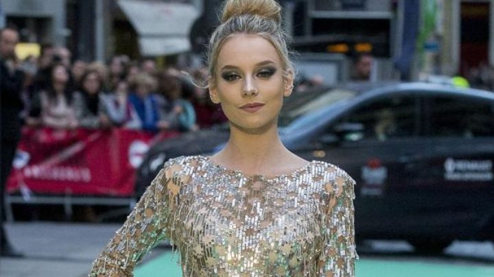 Ester Expósito flecha a todos su fans al posar con camisa rosa y joyería fina