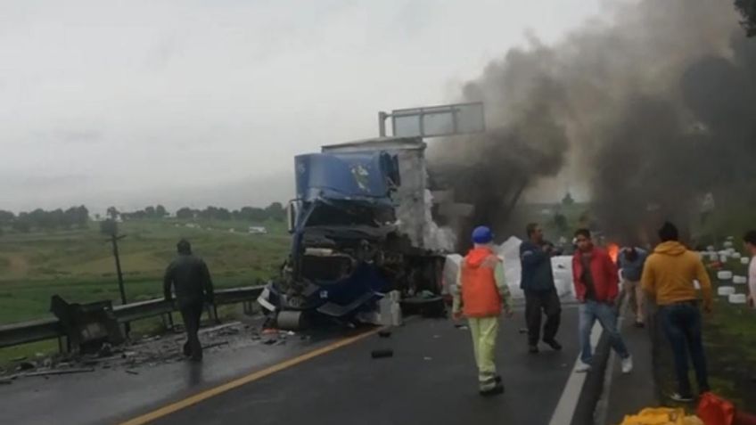 Accidente entre 2 tráileres deja a un conductor muerto; quedó prensado entre metales