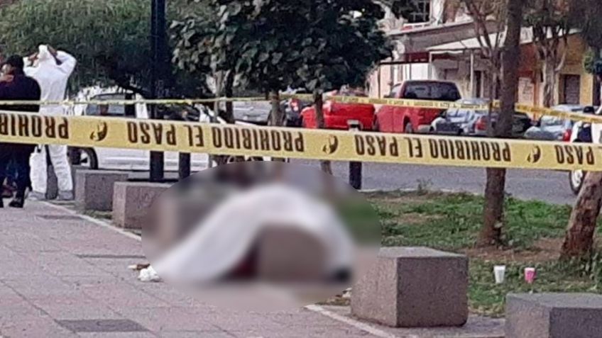 FUERTE VIDEO: Sicario ejecuta a un hombre; su cuerpo quedó en la banca de un parque