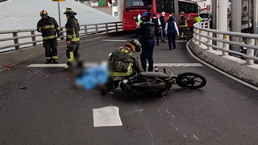 VIDEO: ¡Fatal accidente! Una unidad de transporte público aplasta la cabeza de un motociclista