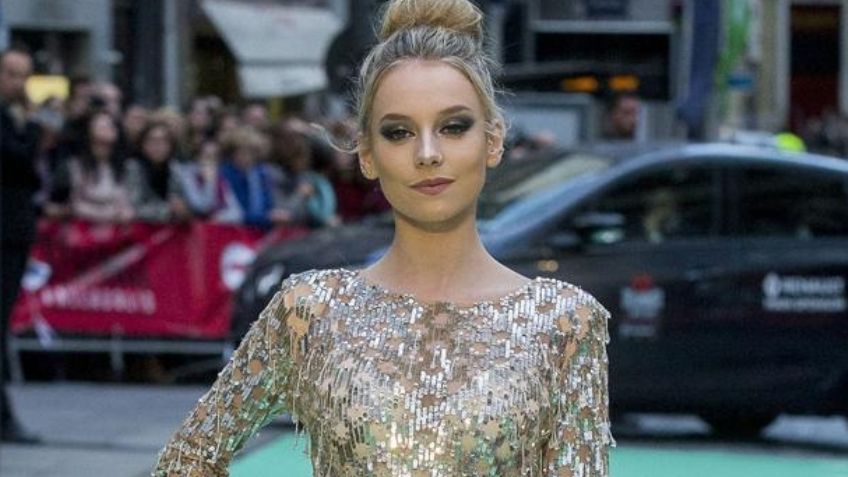 Ester Expósito flecha a todos su fans al posar con camisa rosa y joyería fina