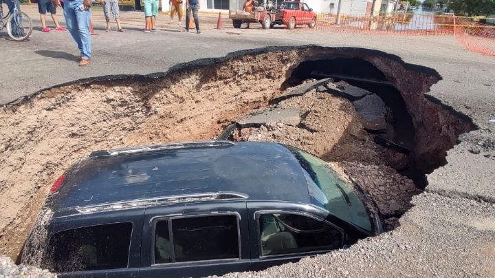 Ciudad Obregón: ¡De no creerse! Enorme socavón en la calle 300 se 'traga' un automóvil