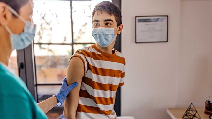 La vacuna de Pfizer tendría más posibilidades de provocar inflamación cardiaca en adolescentes varones