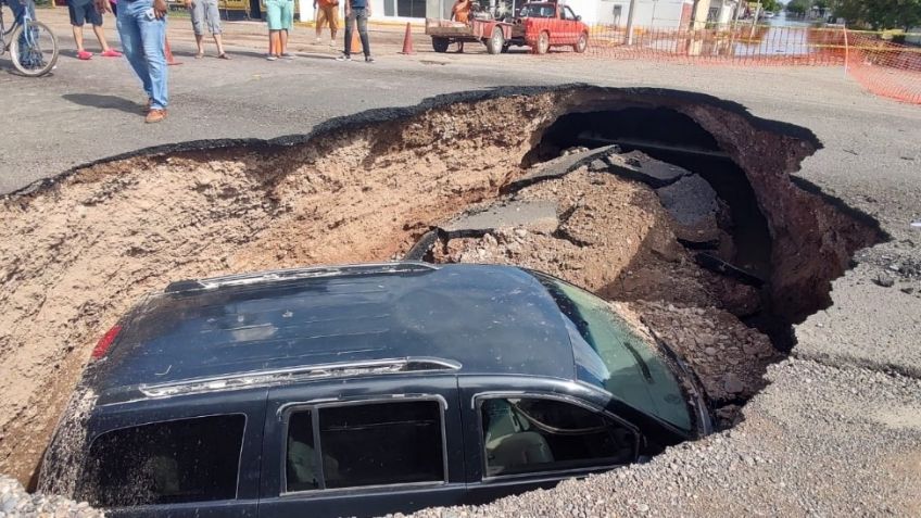 Ciudad Obregón: ¡De no creerse! Enorme socavón en la calle 300 se 'traga' un automóvil