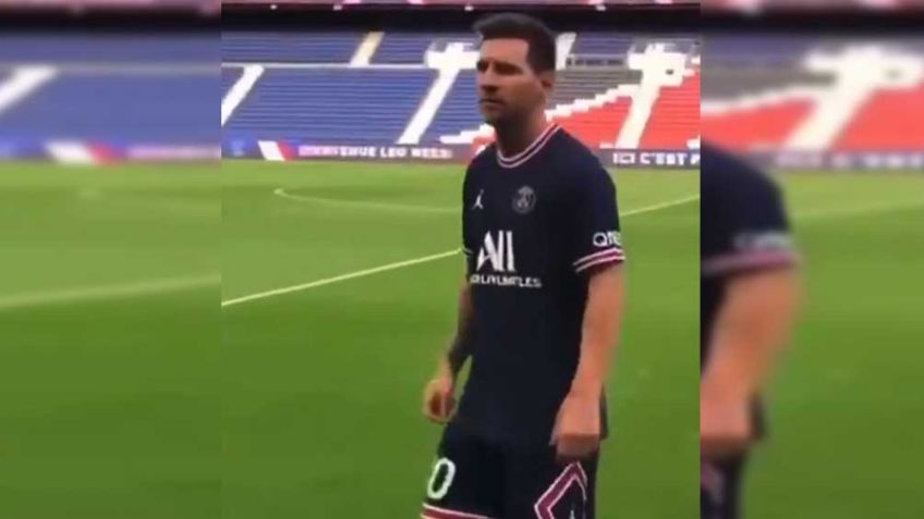 Lionel Messi se luce con el balón en el Parque de los Príncipes ya con la playera del PSG