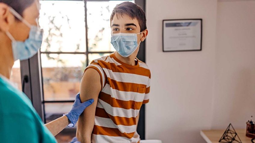 La vacuna de Pfizer tendría más posibilidades de provocar inflamación cardiaca en adolescentes varones